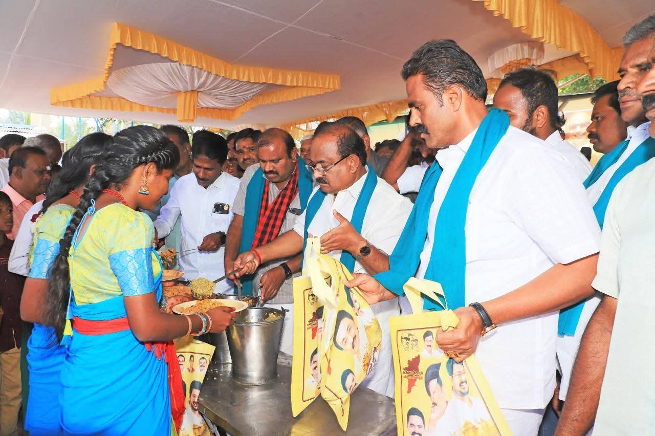 திமுகவினர் கொண்டாடிய திராவிட பொங்கல் விழா !