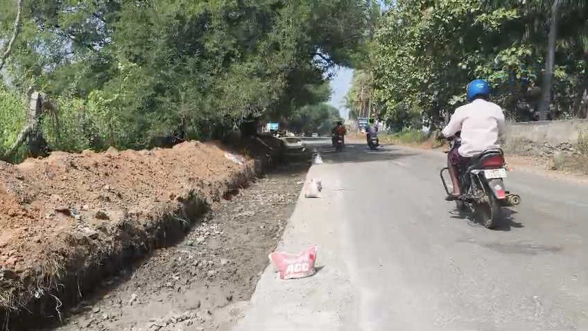 நெடுஞ்சாலைத்துறை அதிகாரிகளின் அலட்சியம் ! பொதுமக்கள் அவதி !