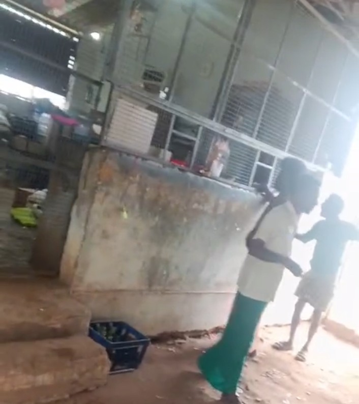 ஏலம் விடாத கடைகளில் பார் நடத்த அனுமதிக்கும் அதிகாரிகள் ! எம்.பி பெயரில் அதிகாரம் செலுத்தும் பார் உரிமையாளர் !