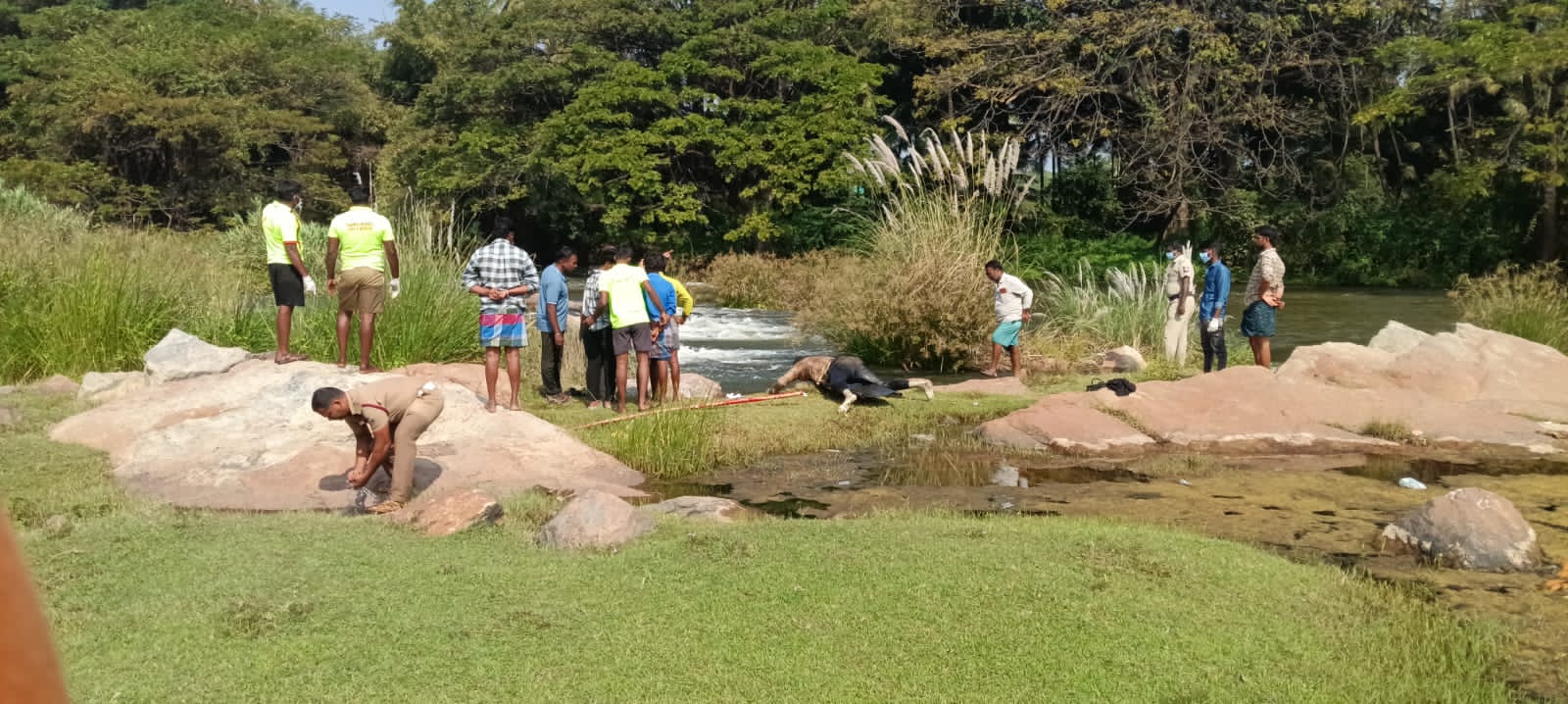 நிலம் சம்மந்தமான முன்விரோதம் ! கலவர பூமியான மடத்துக்குளம் ! பதட்டத்தில் பொதுமக்கள் !