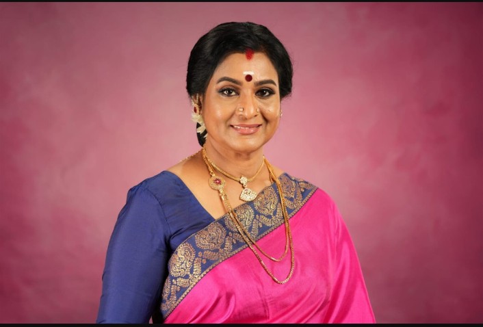 தன்னை ஜெயலலிதாவுடன் ஒப்பிட்ட கவர்ச்சி நடிகை ! கொந்தளிக்கும் அதிமுகவினர் !