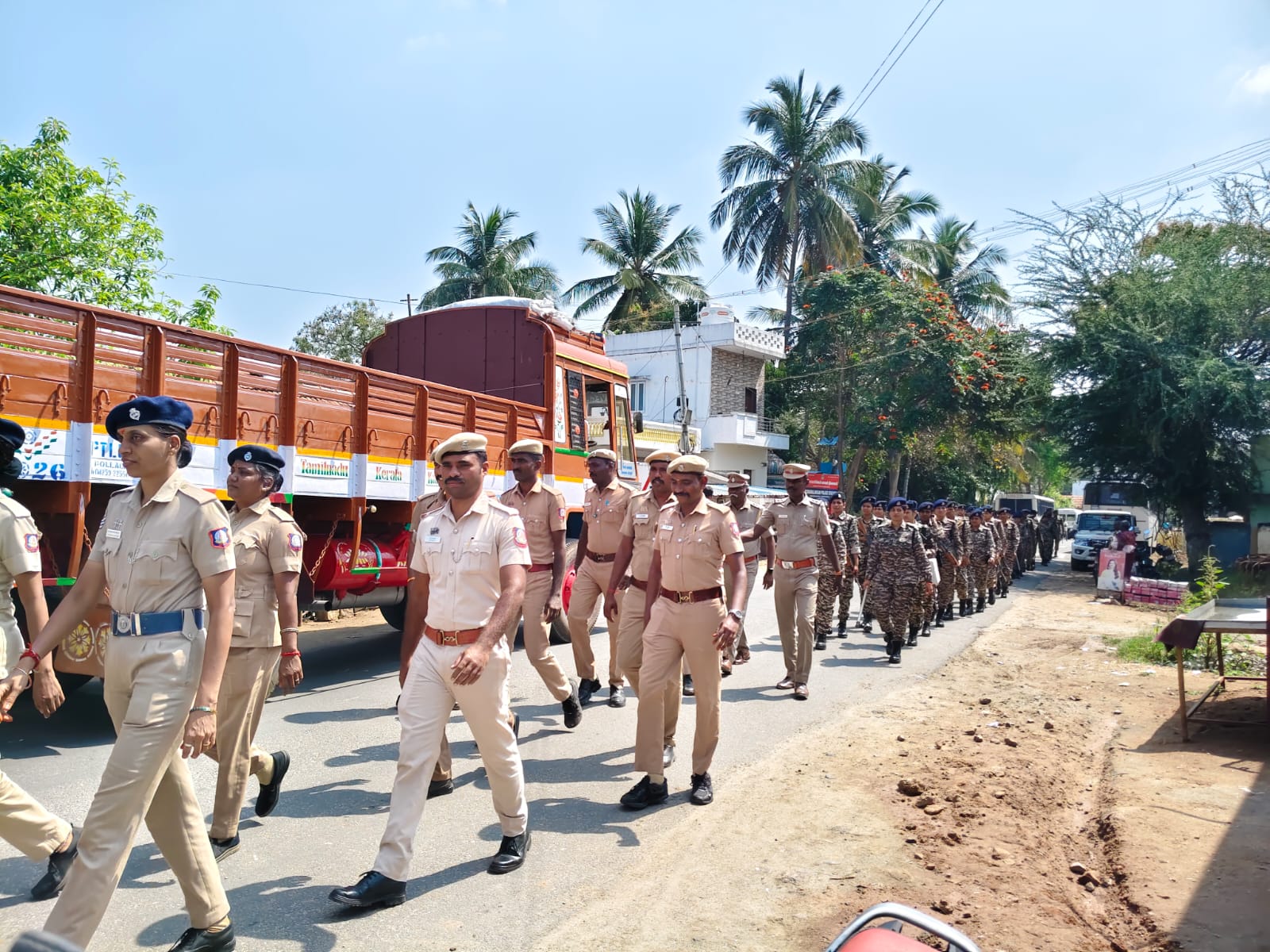 பொதுமக்களின் அச்சத்தை போக்கும் வகையில், காவல்துறையினரின் கொடி அணிவகுப்பு !