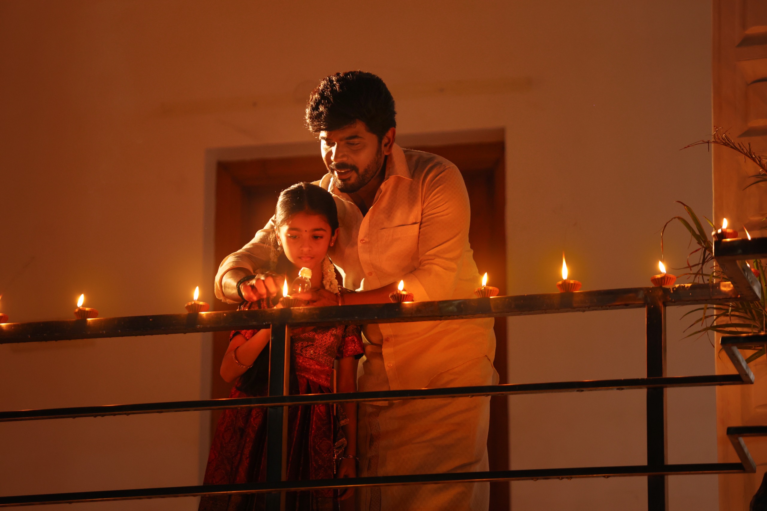 குழந்தைகள் விரும்பும் நாயகன் லெஜன்ட் சரவணன் ! “லீடர்” படத்தின் விமர்சனம்