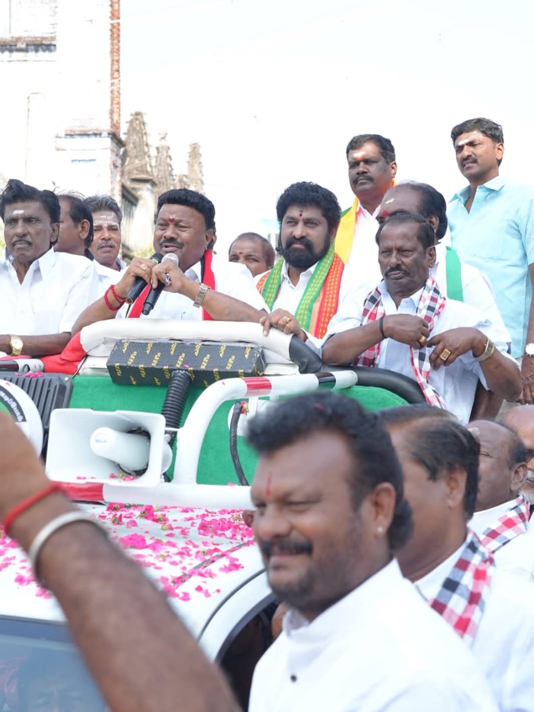 வாயைக் கொடுத்து வம்பில் மாட்டிய அதிமுக வேட்பாளர் ! சாதியம் பேசிய வழக்கில் திண்டுக்கல் சீனிவாசனுக்கு 5 ஆண்டு சிறை !