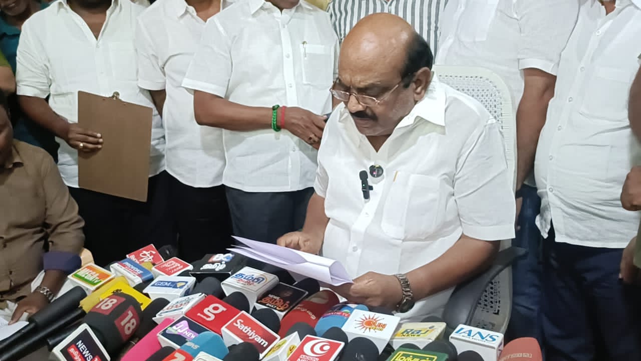 திருப்பூரில்.. தொழிலதிபரின் தலையீட்டால், திமுக மாவட்ட செயலாளர் ராஜினாமா !