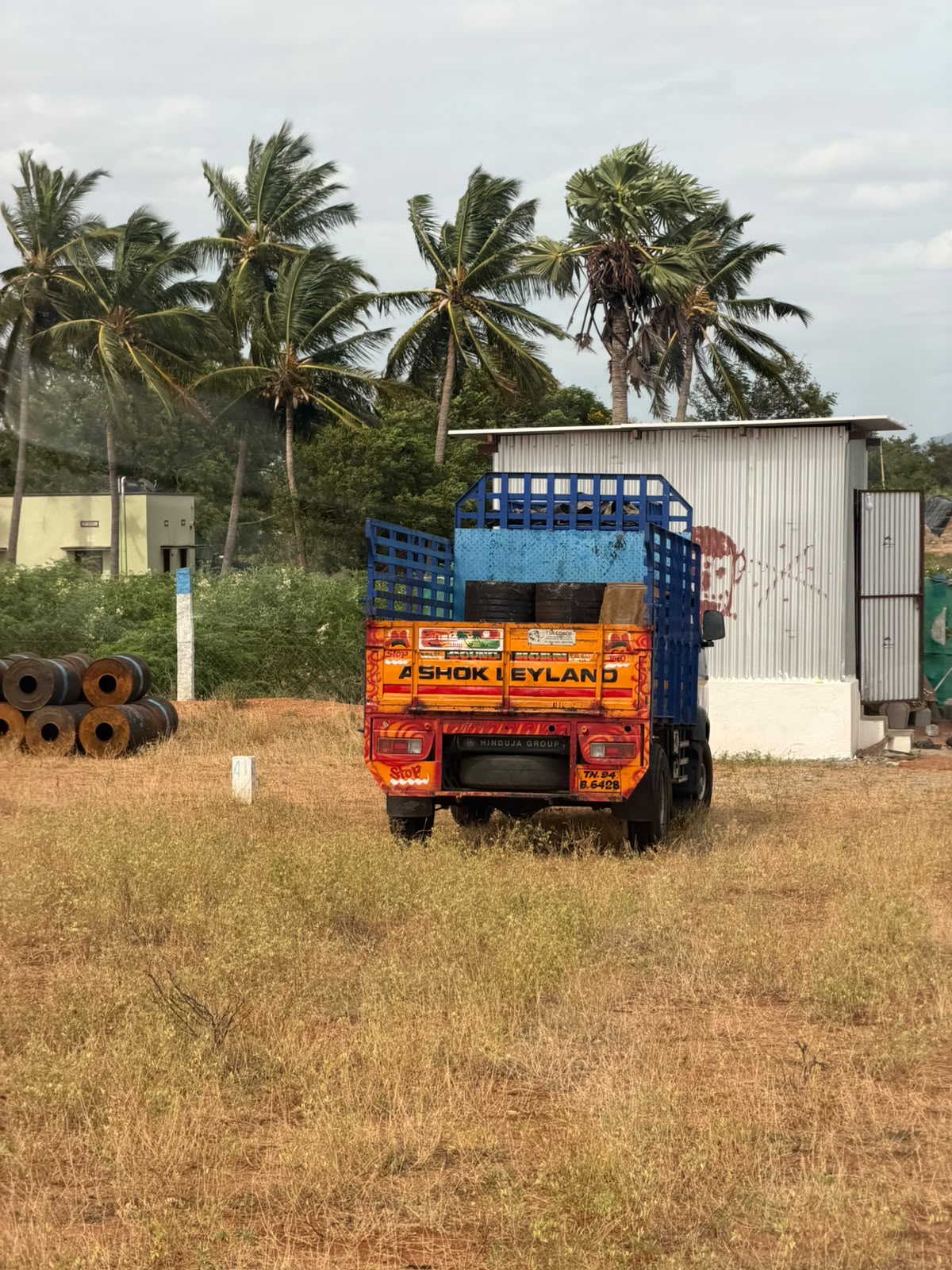 பழனி அருகே கன ஜோராக நடைபெறும் “தார்” திருட்டு ! கண்டுகொள்ளாத அதிகாரிகள் !